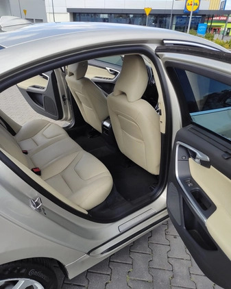 Volvo S60 cena 62900 przebieg: 141000, rok produkcji 2017 z Warszawa małe 232